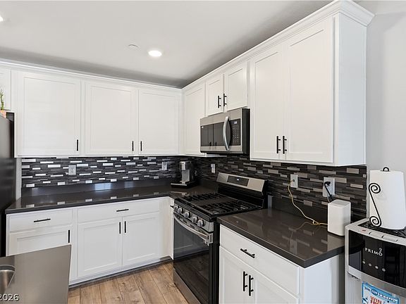 5th image of 817 Watford Pl