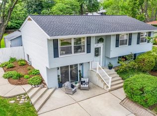 526 Plymouth Ln, Schaumburg, IL 60193