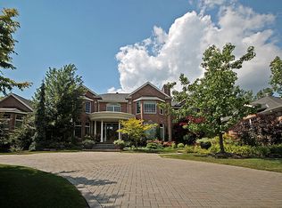 2 Landing Creek Ct, Williamsville, NY 14221