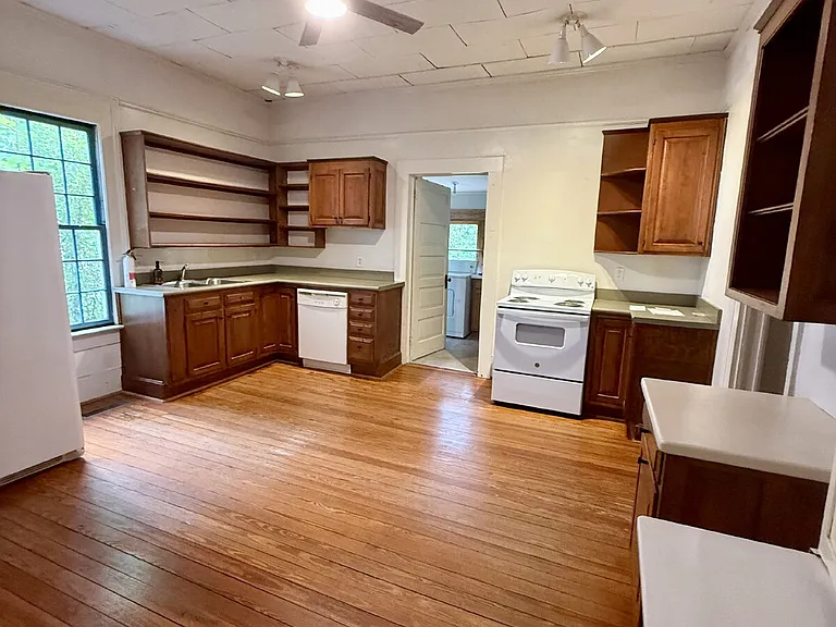 140 Park Ave — Photo 9