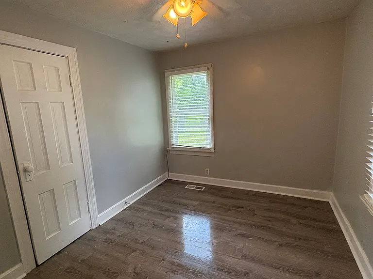 2604 E Riverside Dr — Photo 7