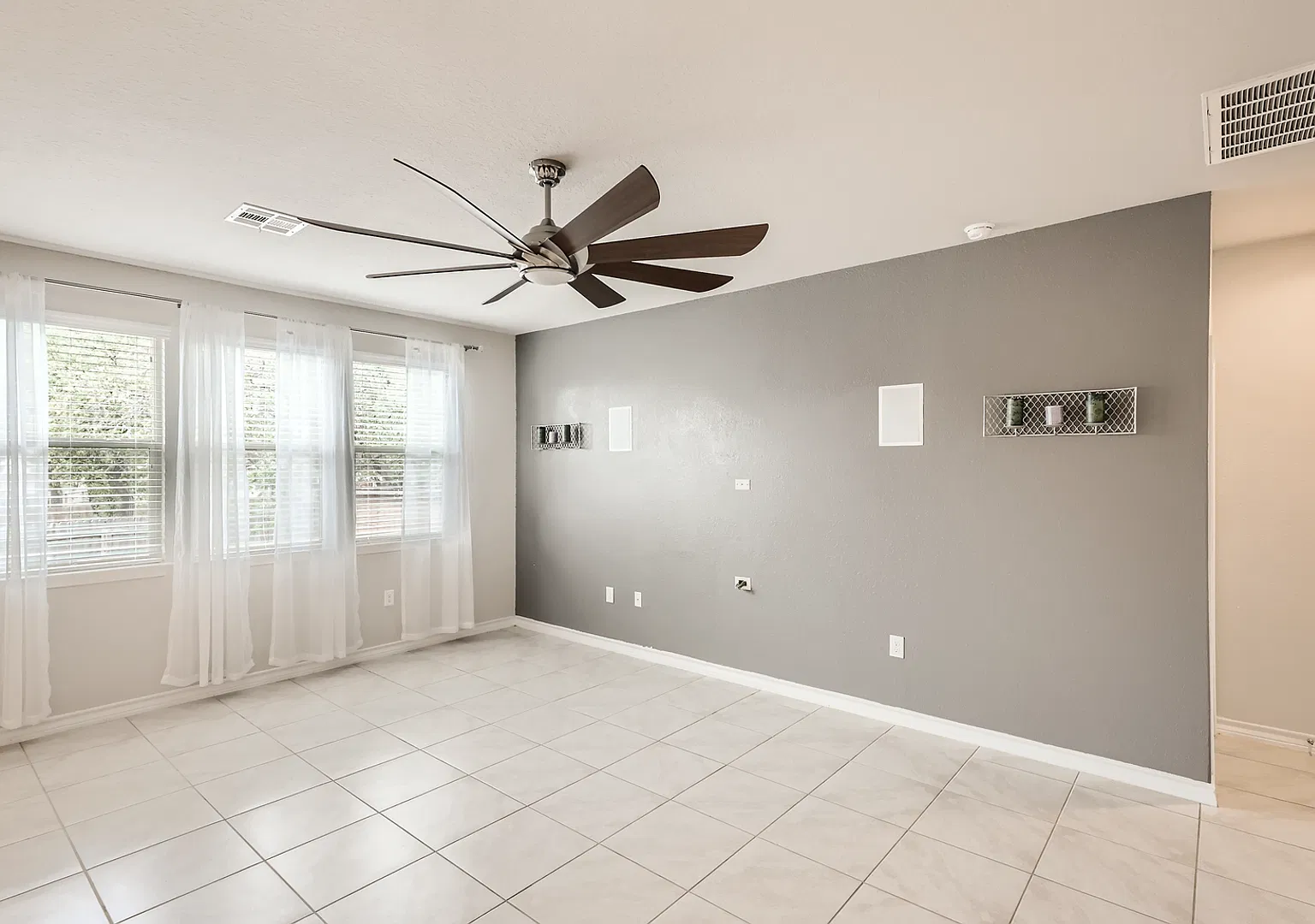 Beautiful Home in a Gates Community — Photo 4