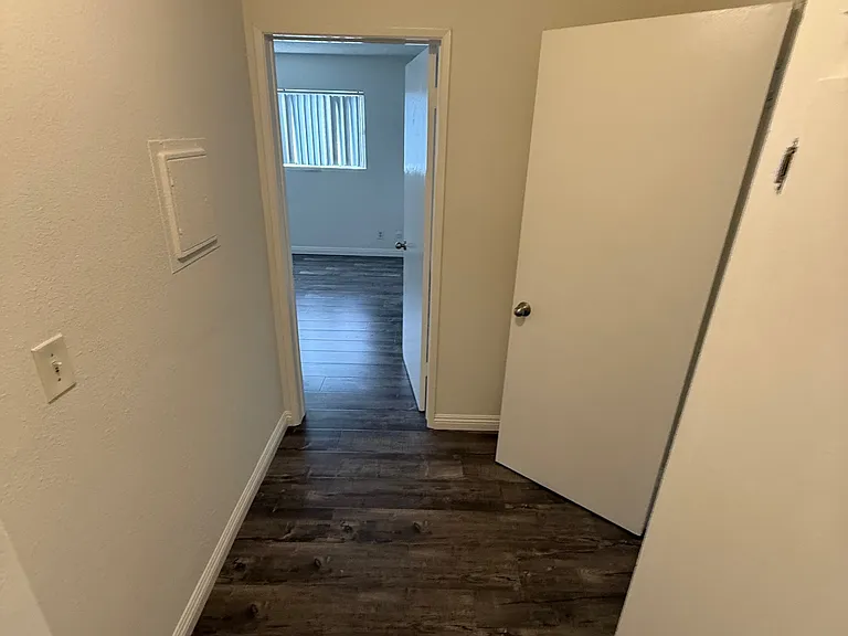 Royal Wyandotte Apartments — Photo 12