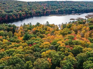 319 Tink Wig Dr, Hawley, PA 18428