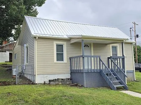 450 Wades Ln, Christiansburg, VA 24073