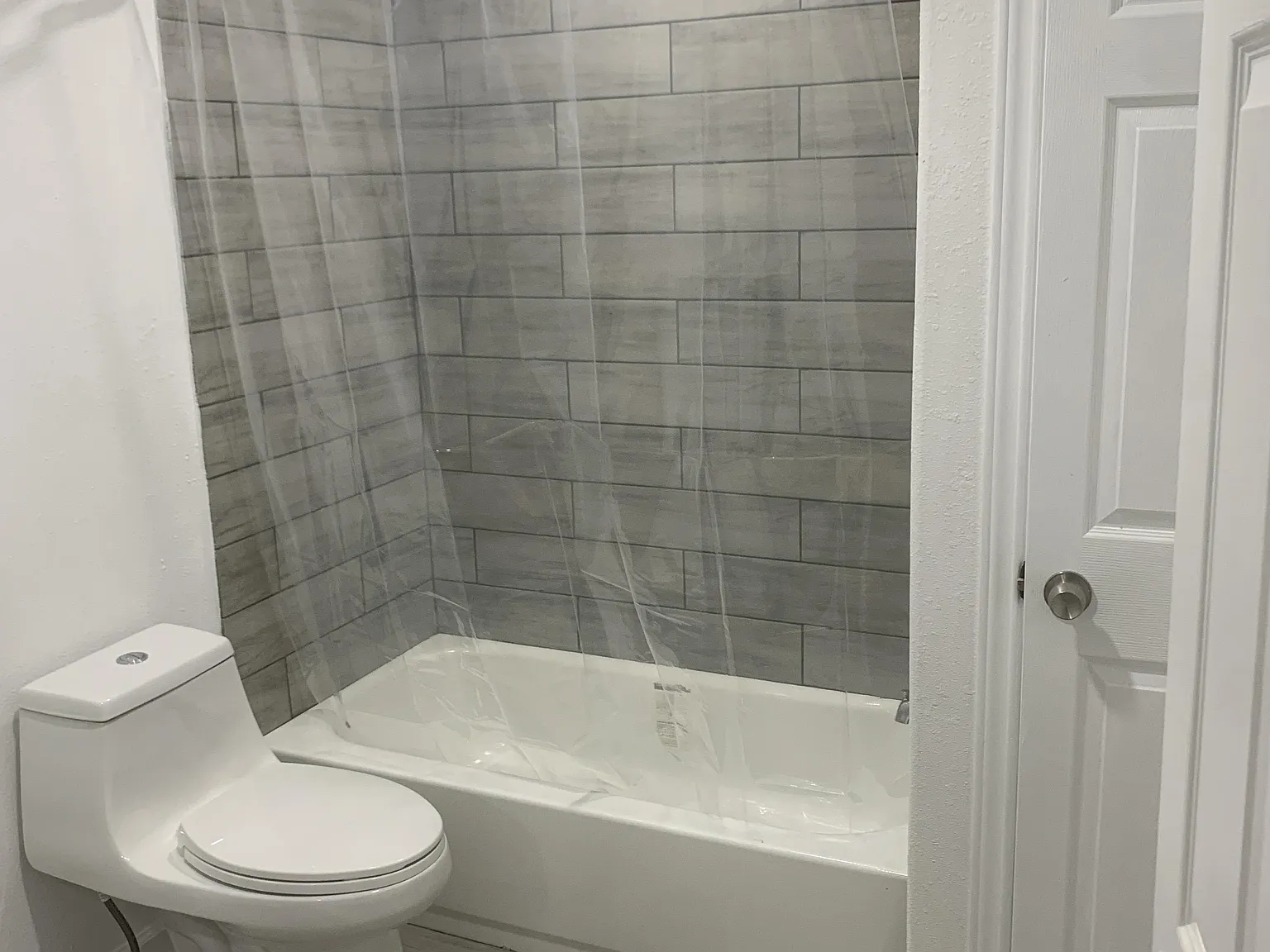 4 bed, 2.0 bath, 2572 sqft, $754 — Photo 4