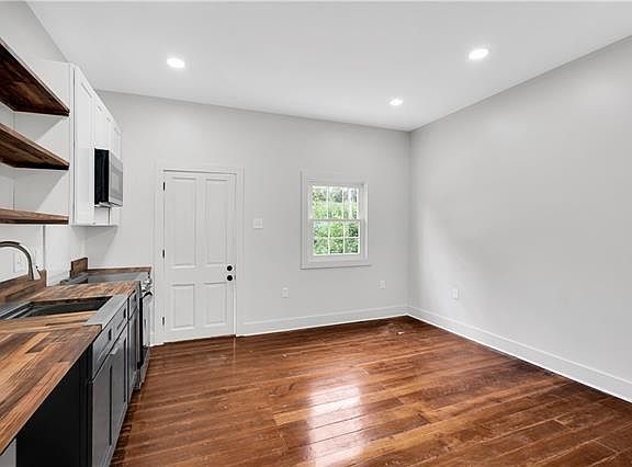3rd image of 214 Eliza St