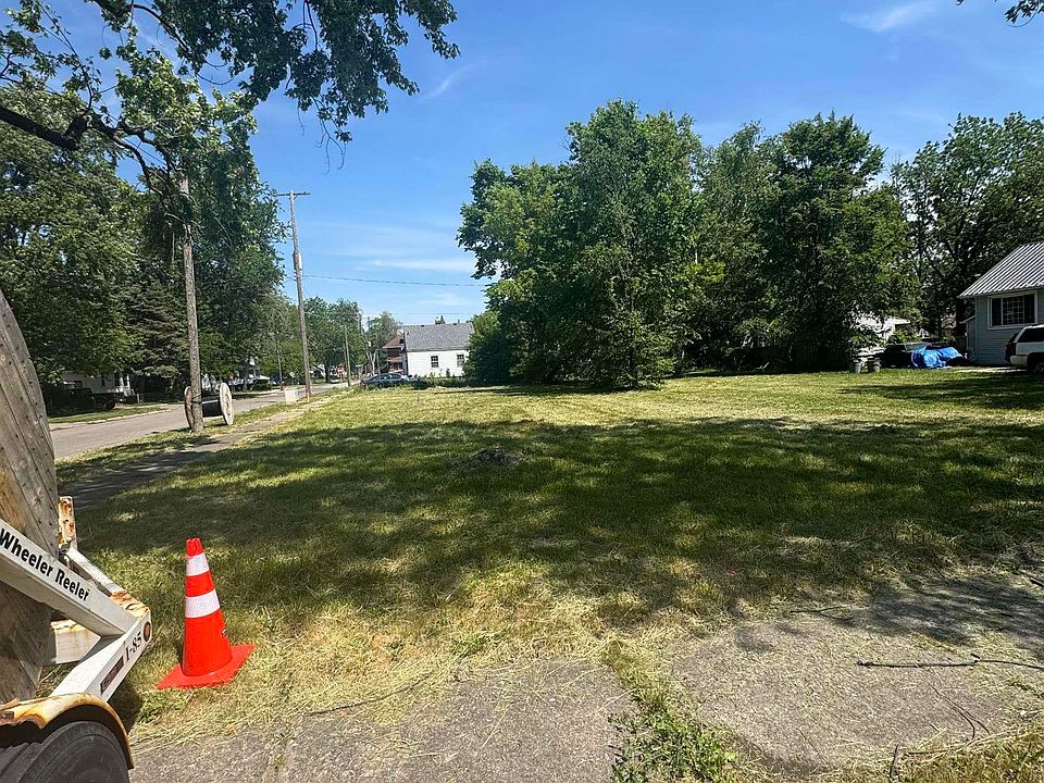 2nd image of 2458 N Oakley St