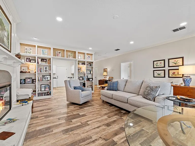 1008 Edinburgh Dr — Photo 7