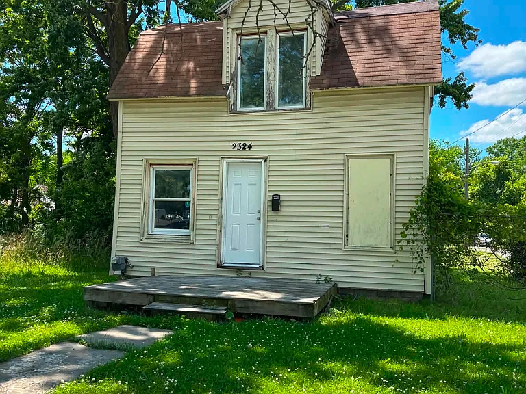 2324 S Saginaw St — Photo 1