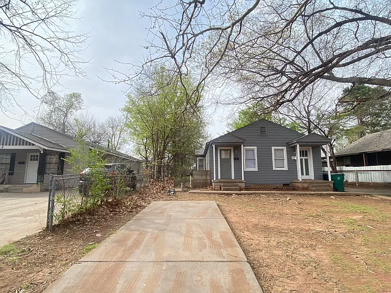 114 SE 40th St — Photo 3
