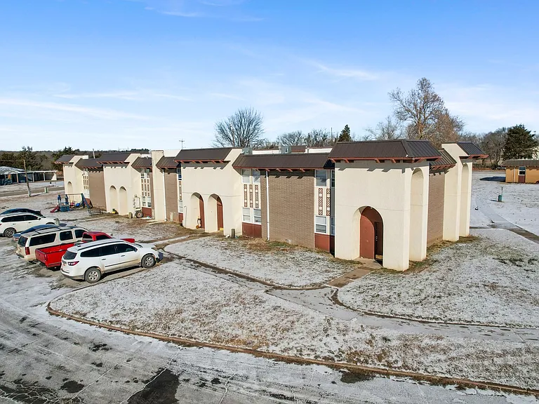 Crossroads Villa Apartments — Photo 14