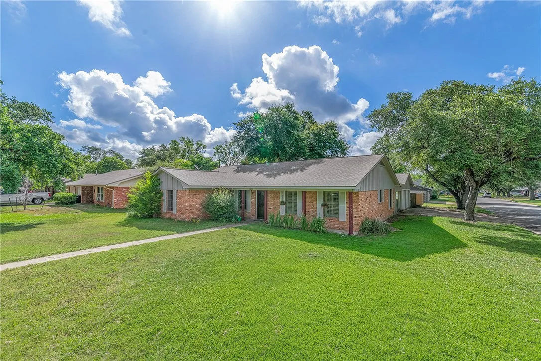 4 bed, 1971 sqft, $1,950 — Photo 1
