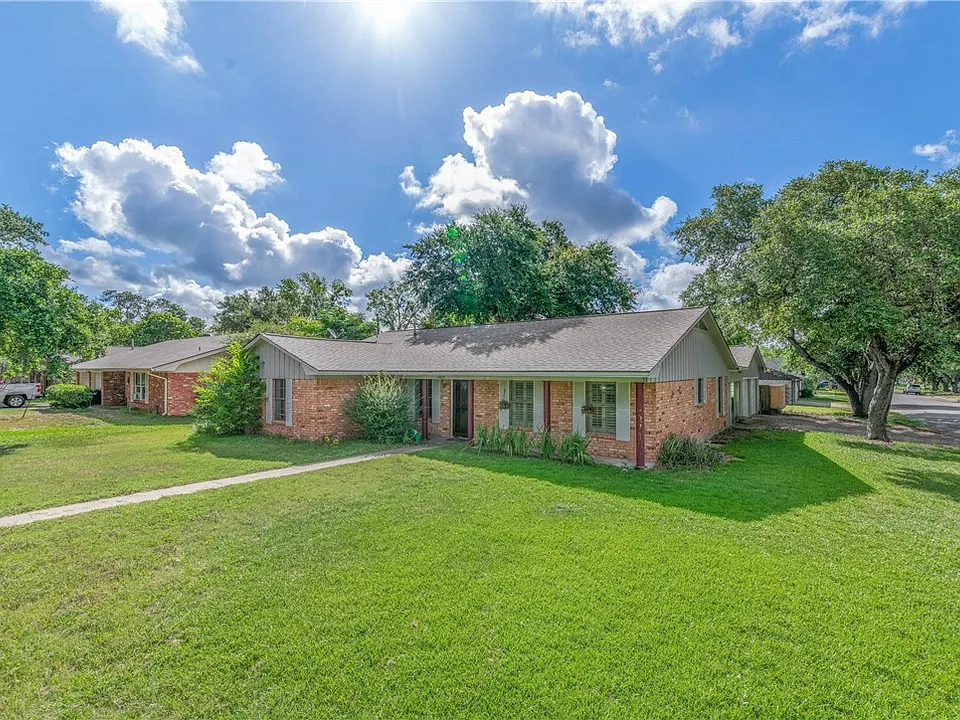 1400 Village Dr