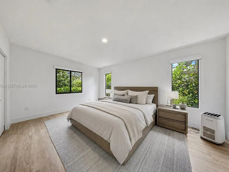 180 SW 38th Ct — Photo 9