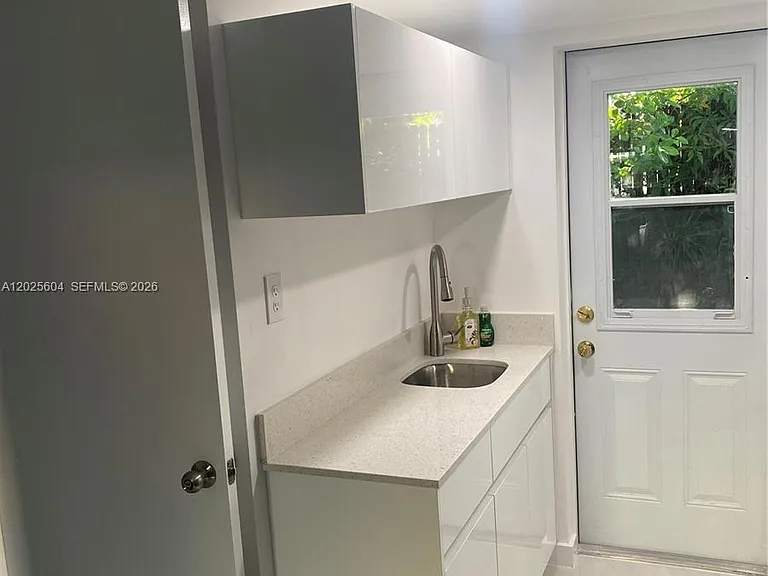 1710 Michigan Ave — Photo 6