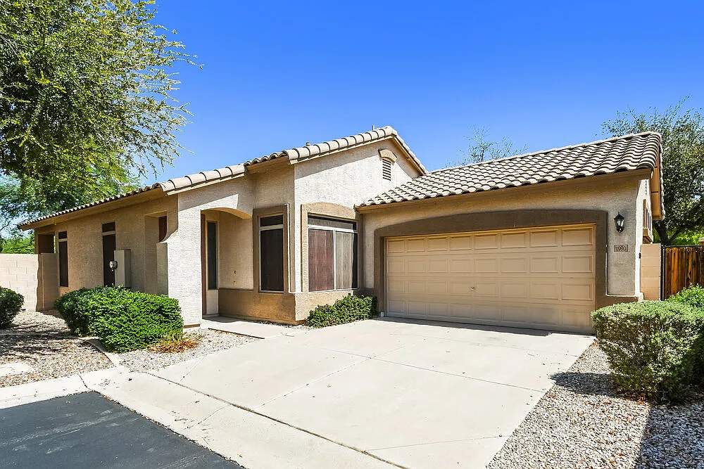 3 bed, 2.0 bath, 1422 sqft, $2,335 — Photo 1