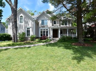 120 E Hawthorne Ct, Lake Bluff, IL 60044