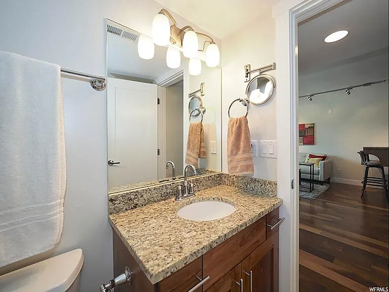 230 E Broadway St #804 — Photo 11