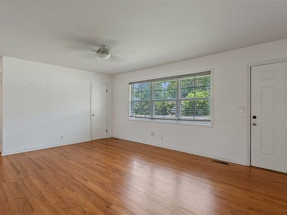 5th image of 403 SW C St