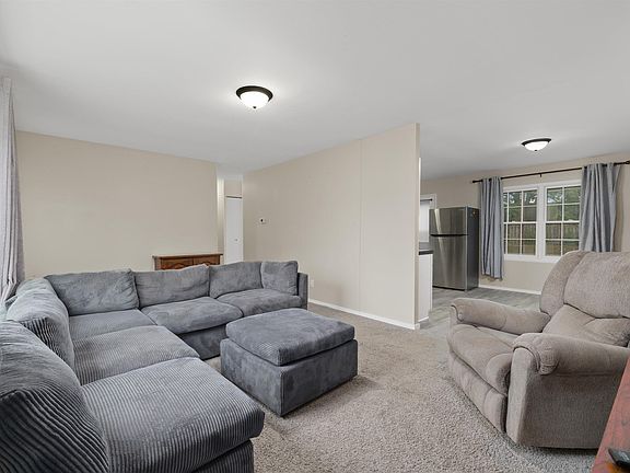 4th image of 619 Warwick Ave