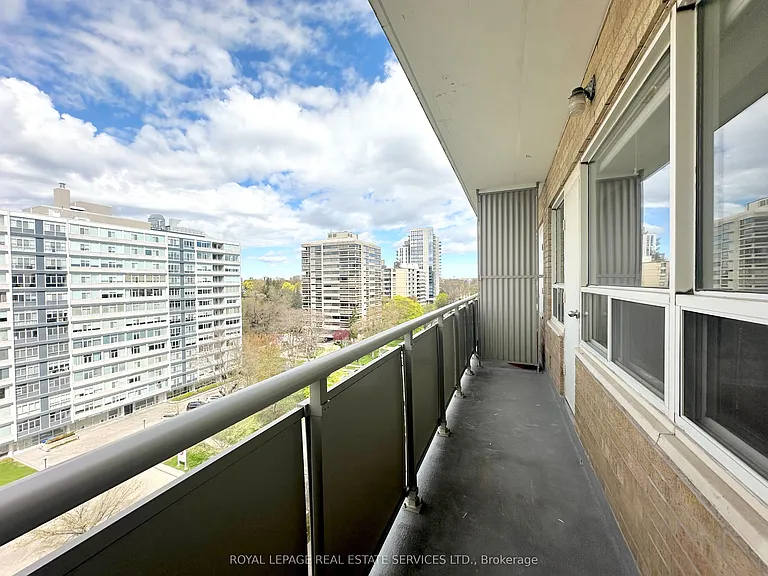 565 Avenue Rd #902 — Photo 11