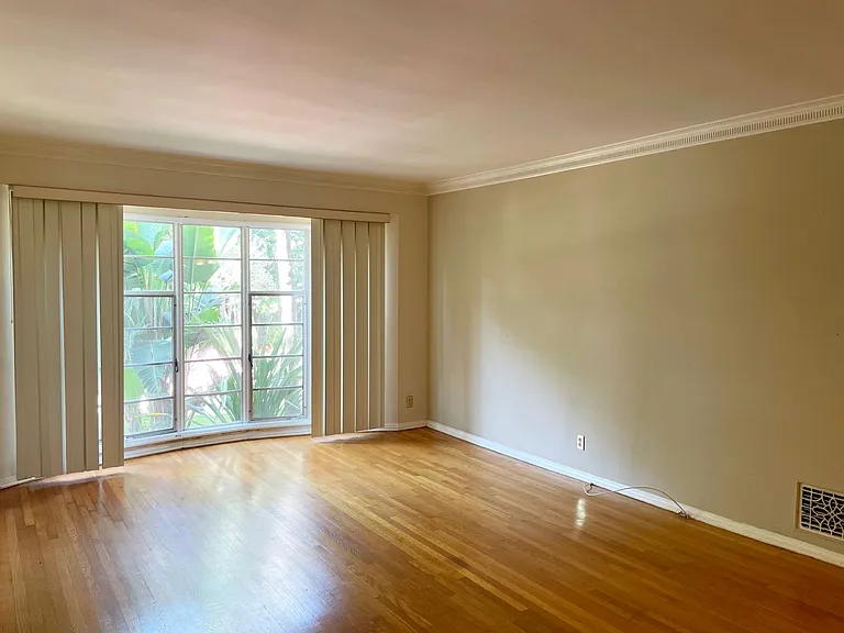 3200 Rowena Ave — Photo 8