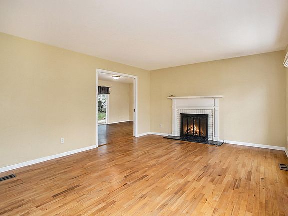 5th image of 305 Country Club Blvd