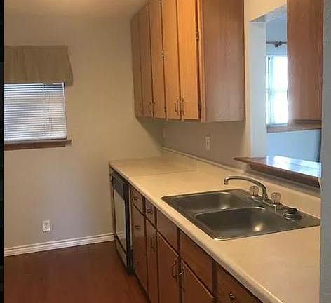 4th image of 4573 Roosevelt Ave
