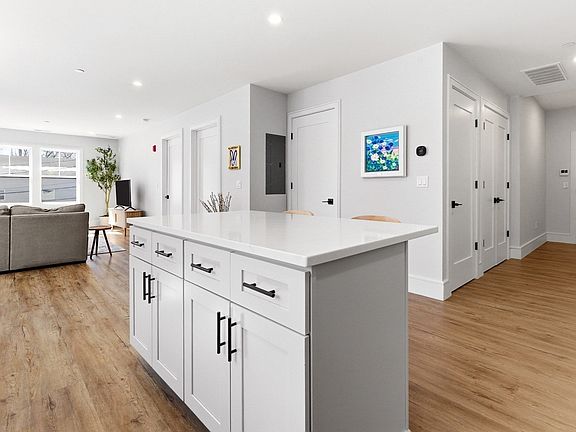 3rd image of 1000 Washington St #205