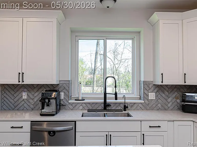 375 Amelia Cir — Photo 24