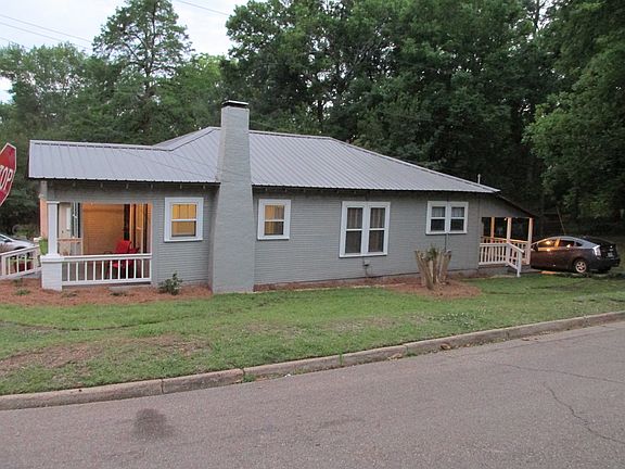 shows back porch & parking