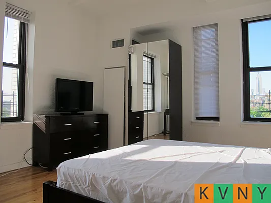 Rented by KVNY Soho | media 8