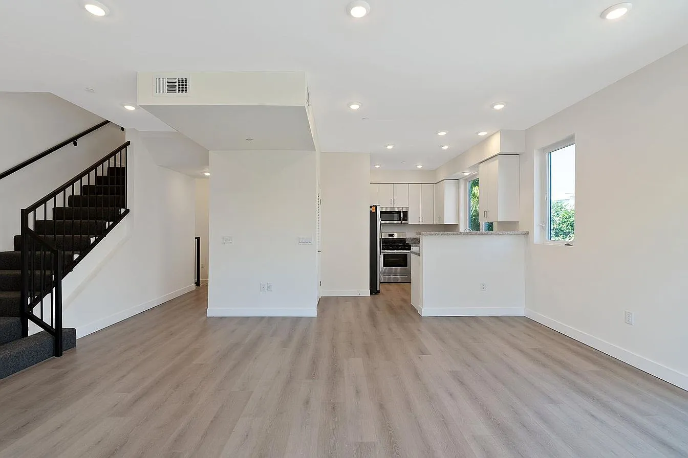 14228 Delano St — Photo 2