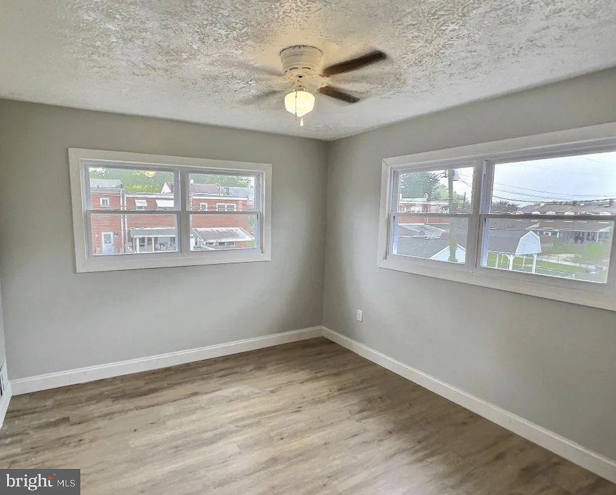 3 bed, 1.5 bath, 1512 sqft, $2,200 — Photo 2