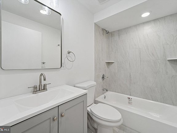 5th image of 812 W Roosevelt Blvd #6