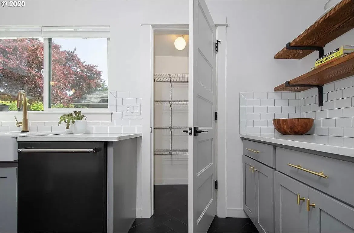 4 bed, 2544 sqft, $4,250 — Photo 4