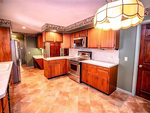 5th image of 100 Sedgwick Dr