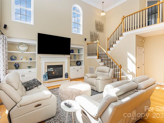2nd image of 140 Fernbrook Dr