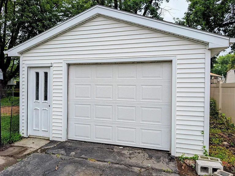 562 W Drummond Dr — Photo 2