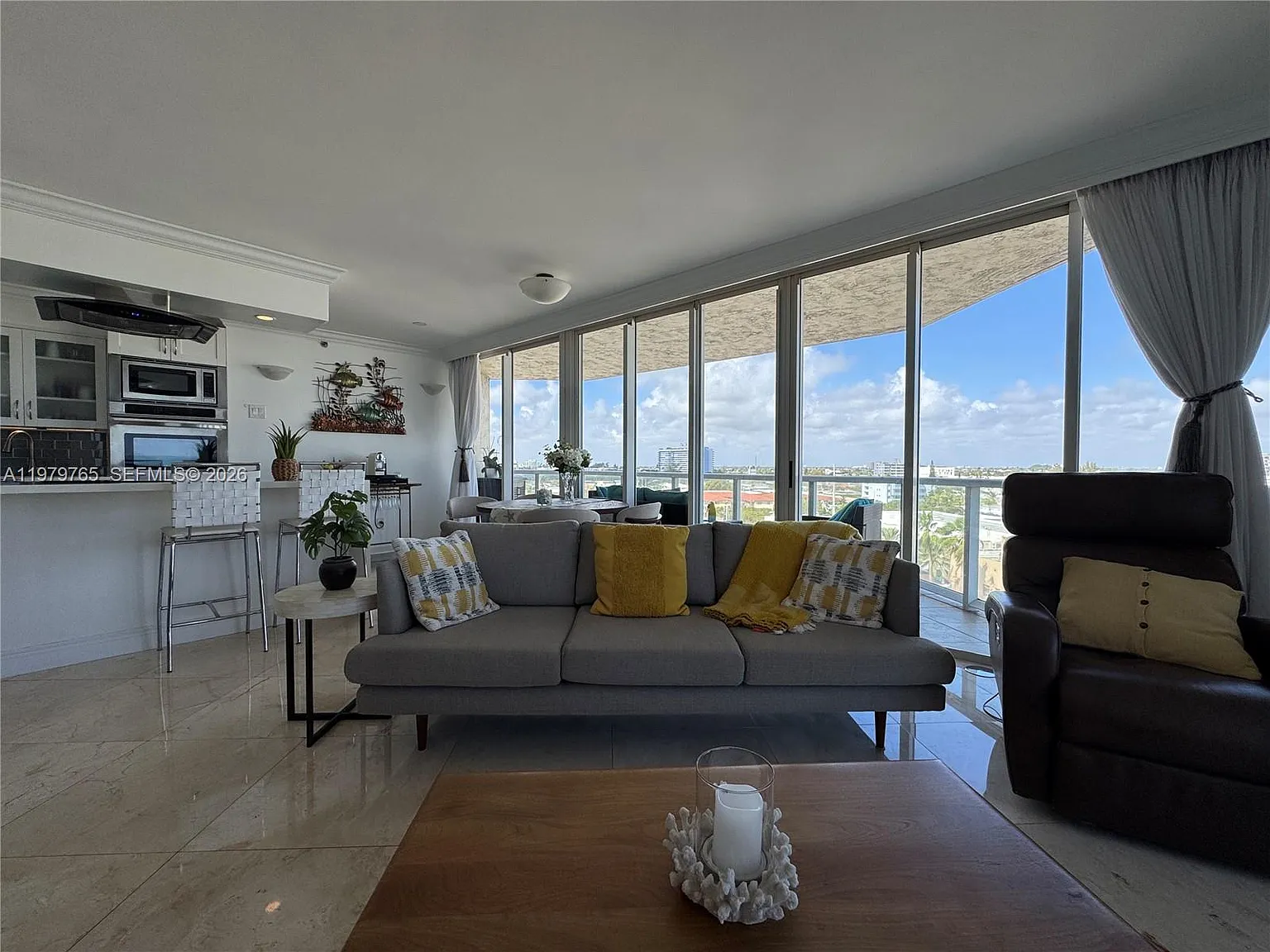 St Tropez Ocean Condo — Photo 2