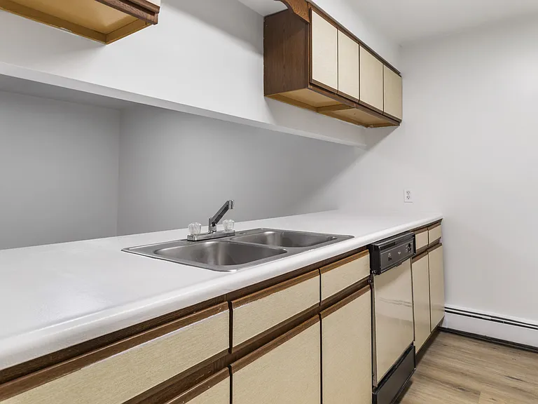 Wehnwood Court Apartments — Photo 35