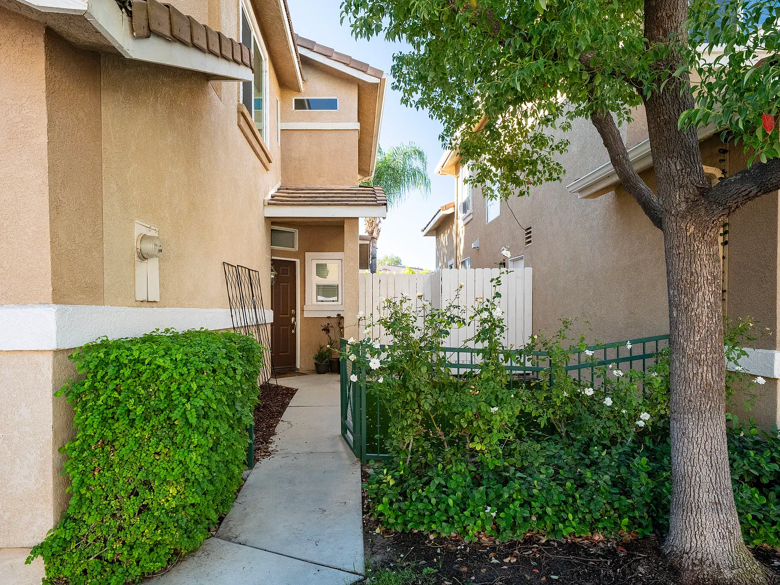 3 bed, 2.5 bath, 1386 sqft, $4,190 — Photo 3