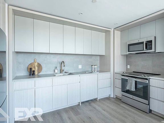 5th image of 210 Clarkson Ave #527