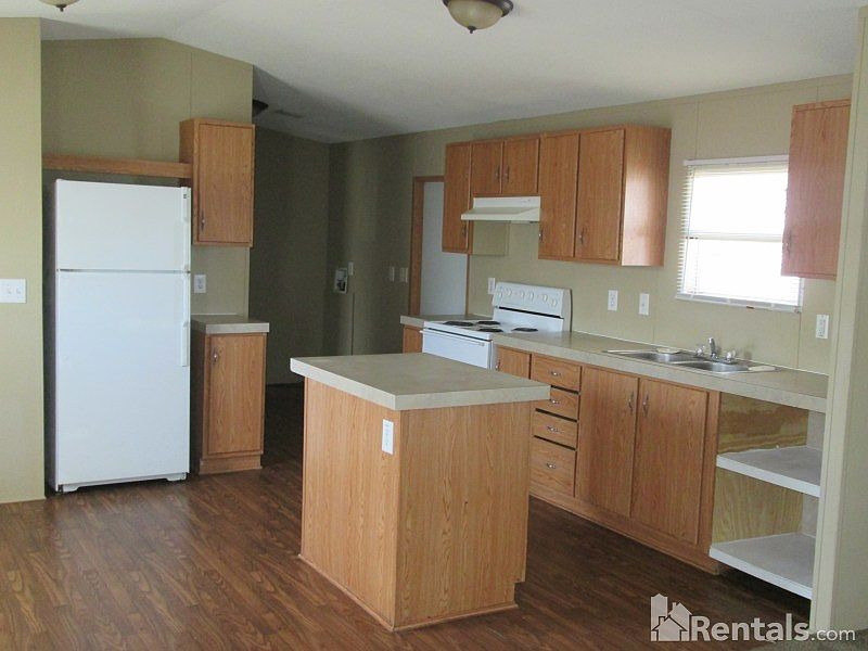 2nd image of 301 Modene St Trailer 3
