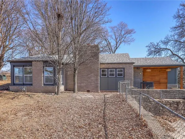 107 S Claremont Ave, Sugar Creek, MO 64054