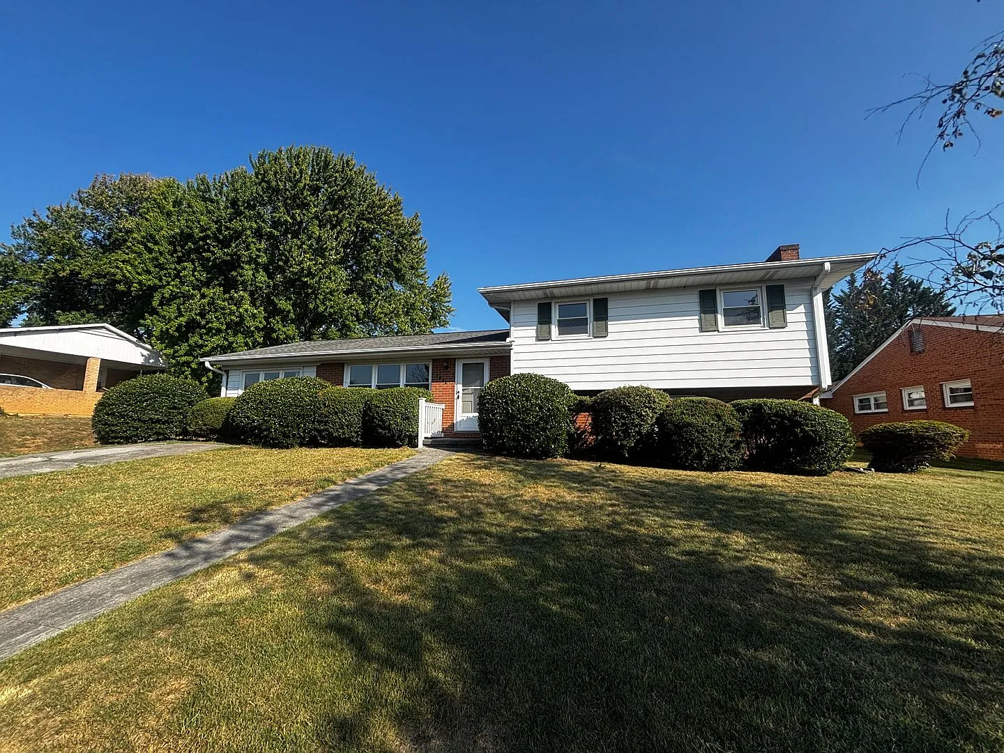 First Time On Market for Rent- Spacious Home in Salem with 4 Bedrooms and 2.5 Baths - 1511 Narcis... — Photo 2