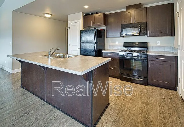 474 NE Oak Ave — Photo 3
