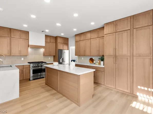 2511 Hacker Dr, Henderson, NV 89074