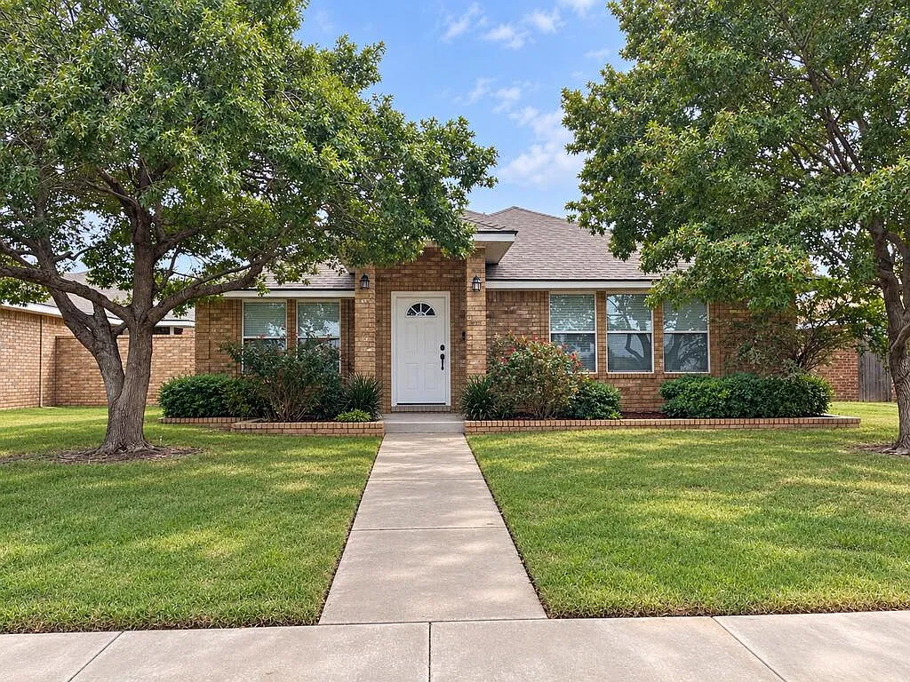 3 bed, 2.0 bath, 1656 sqft, $2,600 — Photo 1